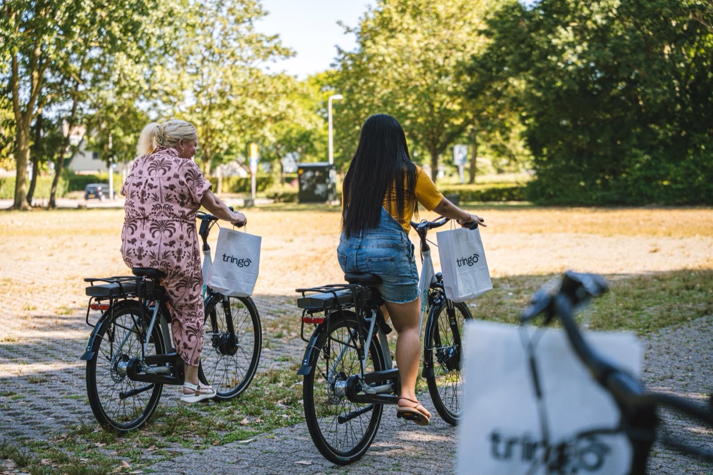 Twee deelnemers vertrekken op hun Tringo e-bike
