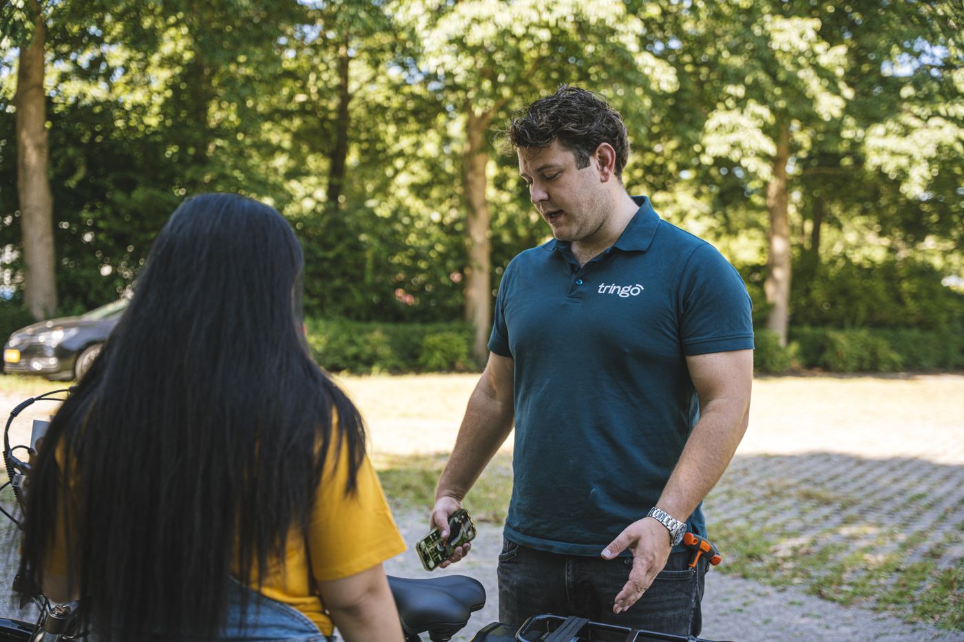 Een deelnemer krijgt uitleg bij de uitgifte van een Tringo e-bike