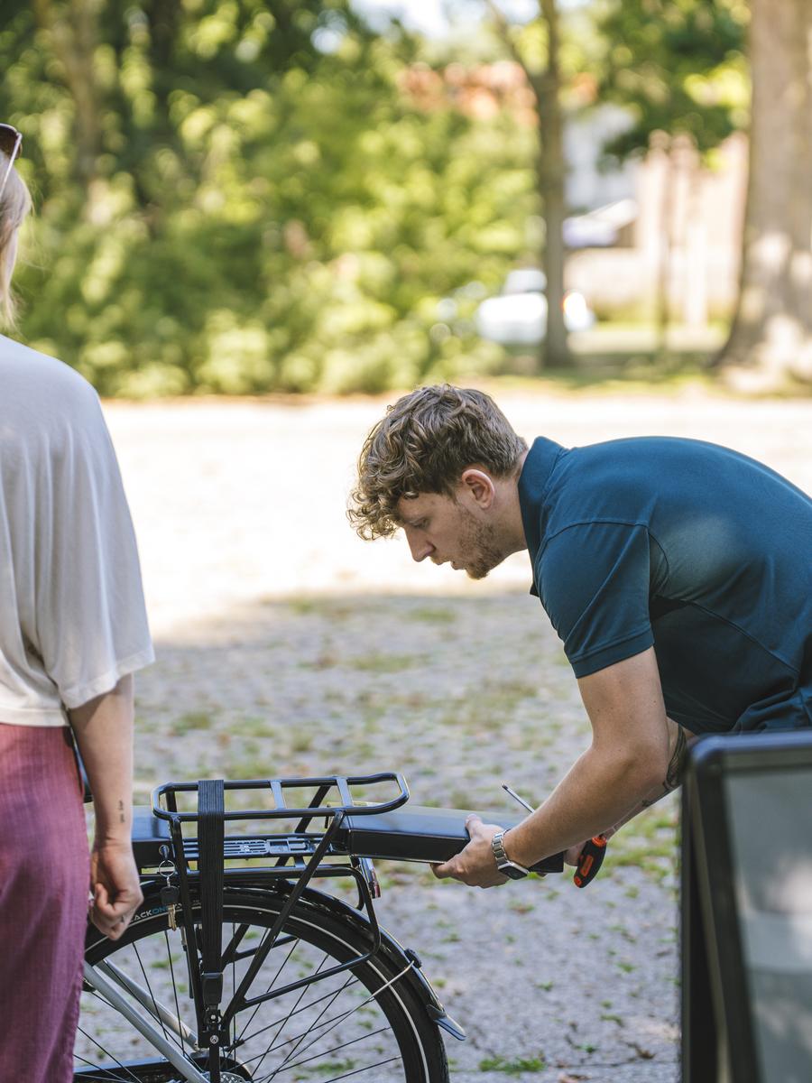 Een Tringo e-bike wordt afgesteld voor de deelnemer
